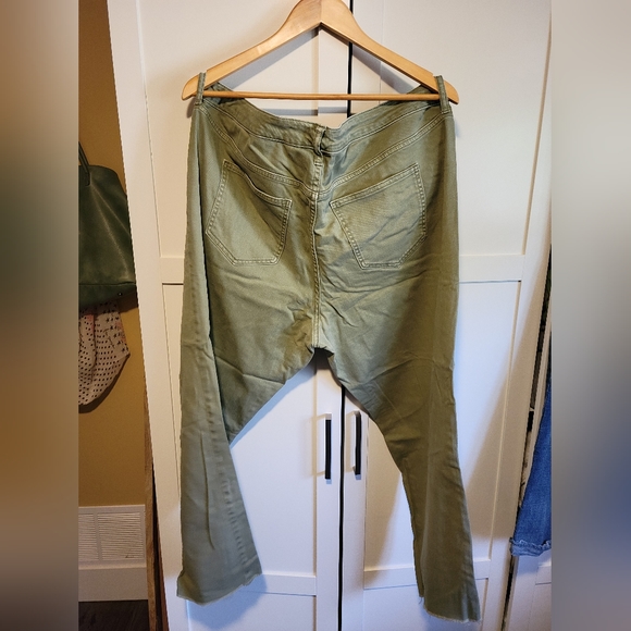Cropped green jeans, Universal Thread, Size 18/34 R - Picture 2 of 4